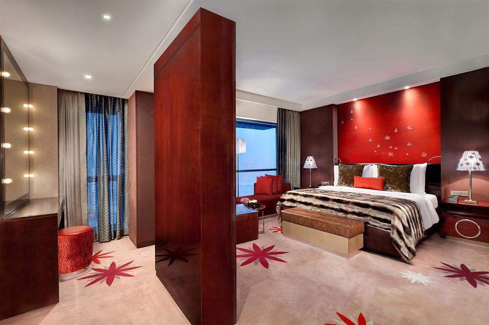 Le Meridien City Centre Bahrain Manáma Exteriér fotografie A bedroom at the hotel