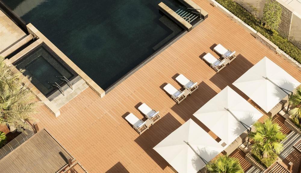 Le Meridien City Centre Bahrain Manáma Exteriér fotografie The pool at the hotel