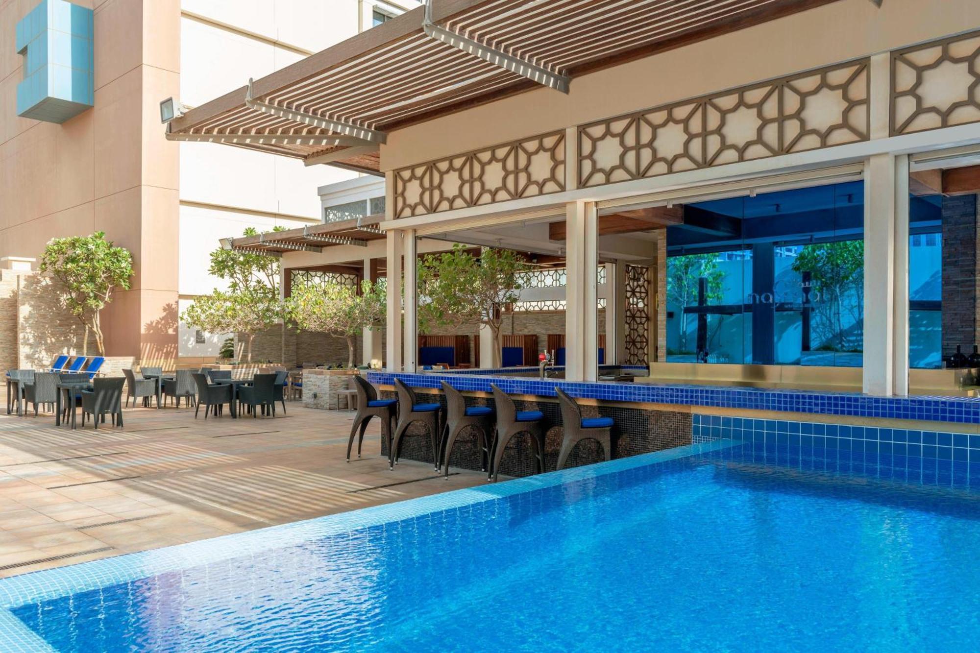 Le Meridien City Centre Bahrain Manáma Exteriér fotografie The pool at the hotel