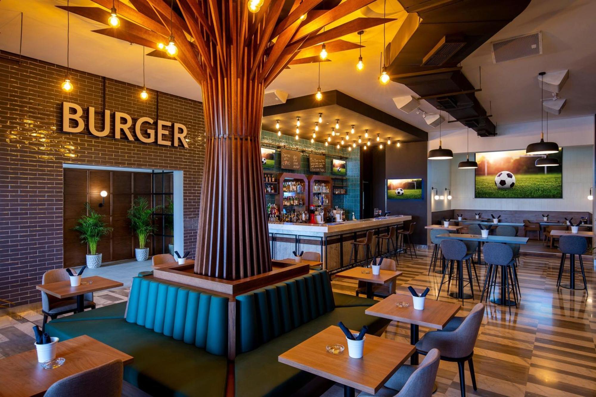 Le Meridien City Centre Bahrain Manáma Exteriér fotografie Burger restaurant in the airport